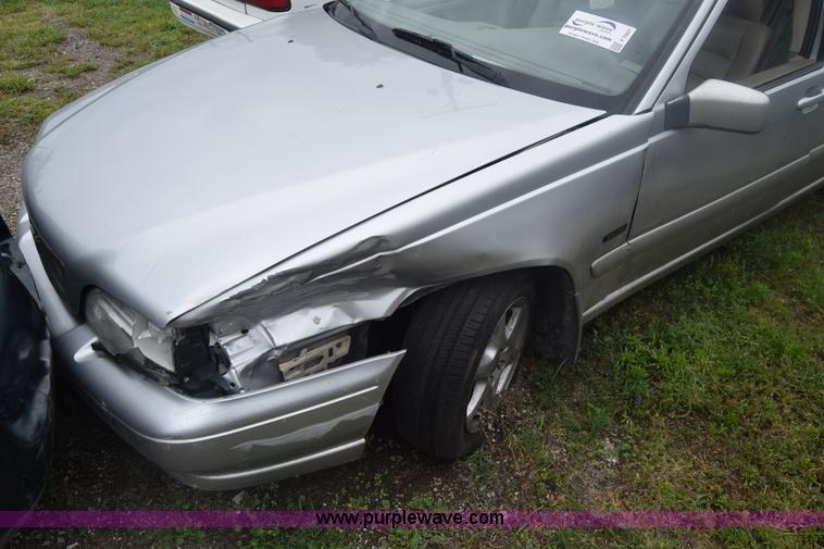 image for item F7907 1998 Volvo S70