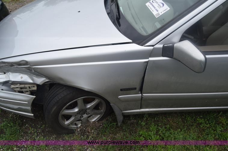 image for item F7907 1998 Volvo S70