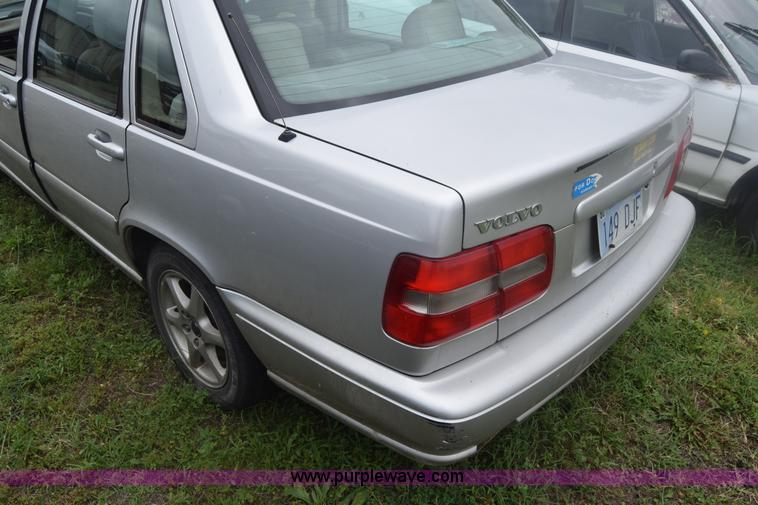 image for item F7907 1998 Volvo S70