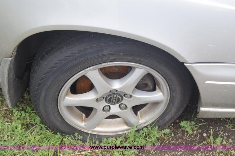image for item F7907 1998 Volvo S70