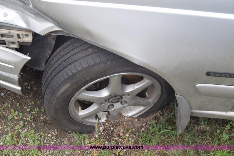 image for item F7907 1998 Volvo S70