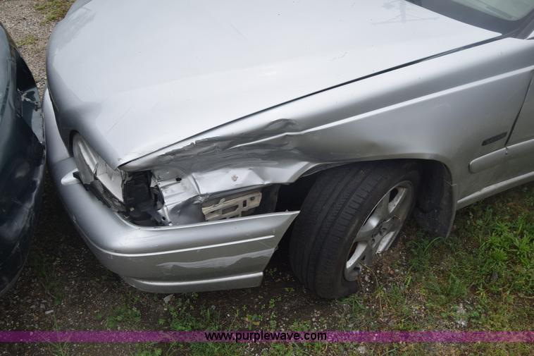 image for item F7907 1998 Volvo S70