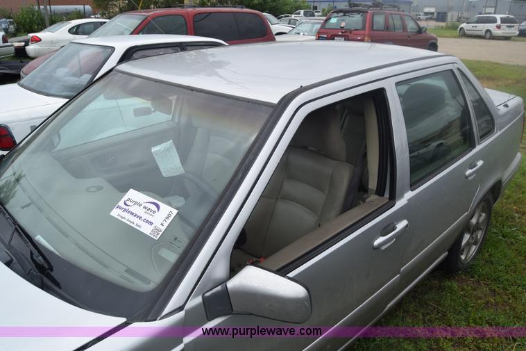 image for item F7907 1998 Volvo S70