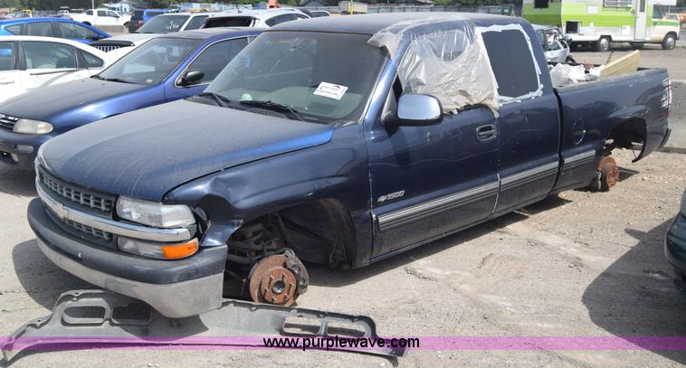 image for item J6501 2000 Chevrolet Silverado 1500 Ext. Cab pickup truck