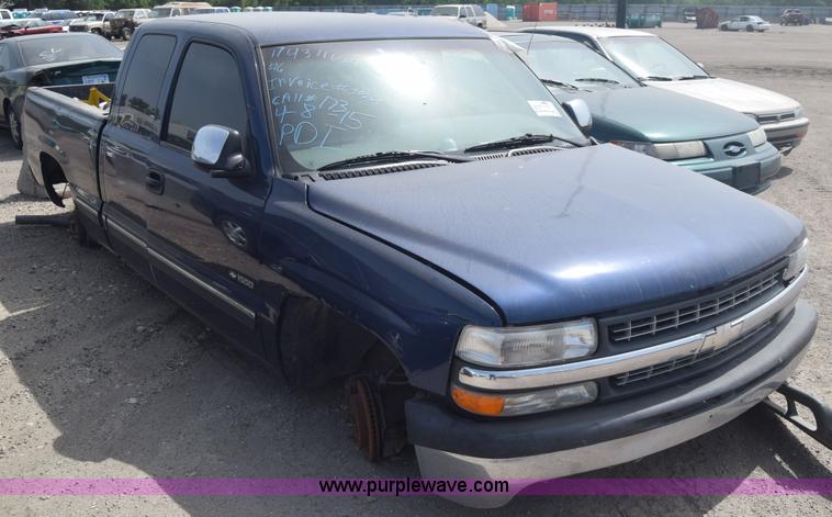 image for item J6501 2000 Chevrolet Silverado 1500 Ext. Cab pickup truck