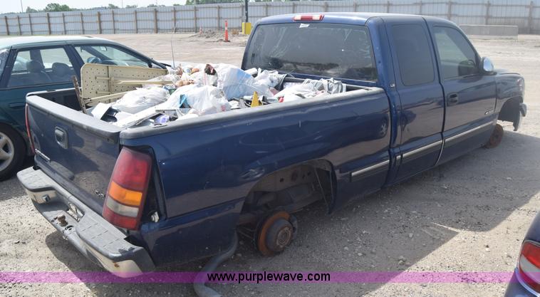 image for item J6501 2000 Chevrolet Silverado 1500 Ext. Cab pickup truck