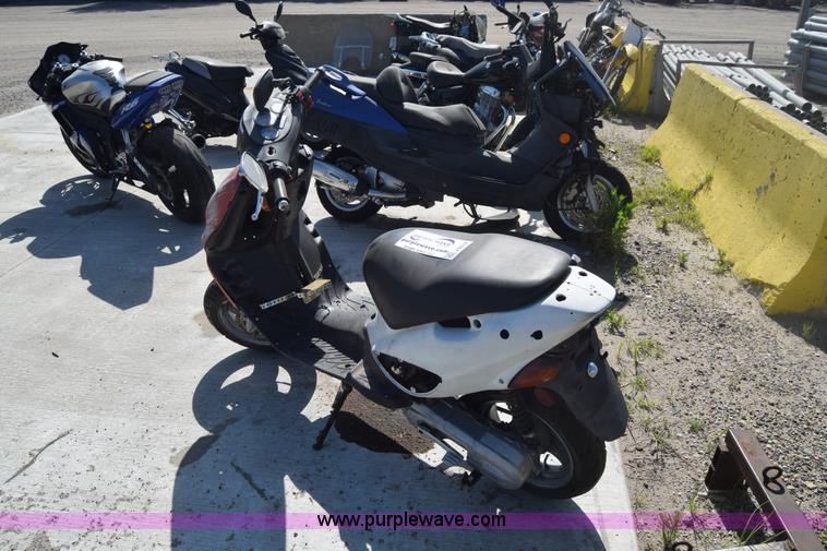 image for item J6519 2008 Star moped