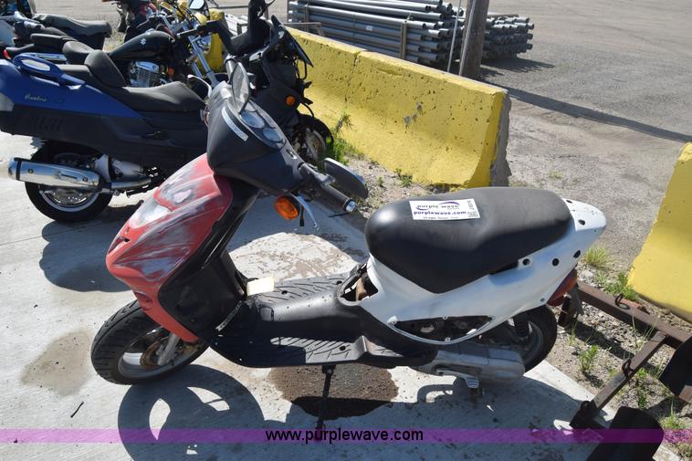 image for item J6519 2008 Star moped