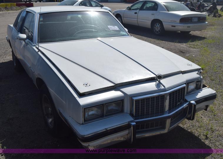 image for item J6520 1985 Pontiac Grand Prix