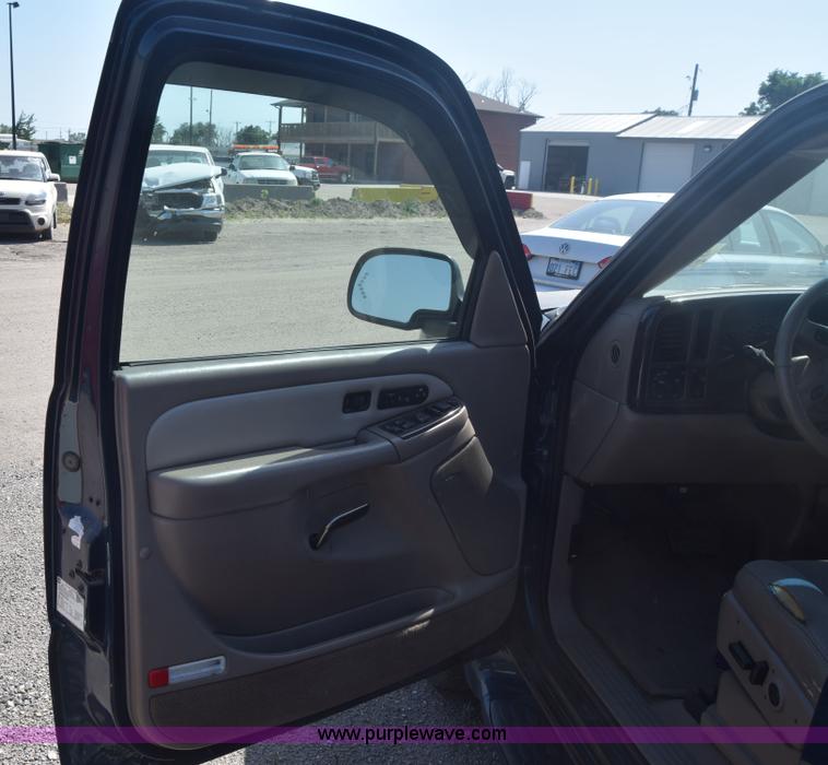 image for item J6523 2005 GMC Yukon Denali XL SUV