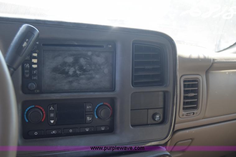 image for item J6523 2005 GMC Yukon Denali XL SUV