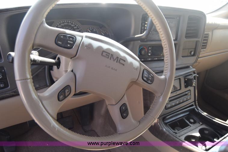 image for item J6523 2005 GMC Yukon Denali XL SUV