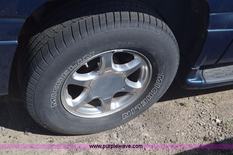 image for item J6523 2005 GMC Yukon Denali XL SUV