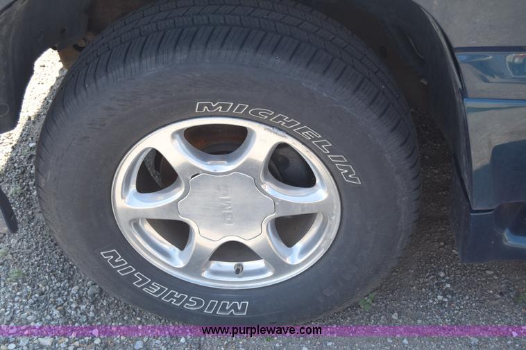 image for item J6523 2005 GMC Yukon Denali XL SUV