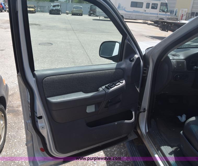 image for item J6700 2002 Ford Explorer XLS SUV