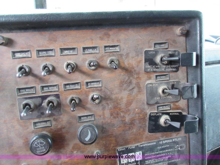 image for item AO9140 1994 Peterbilt 379 semi truck