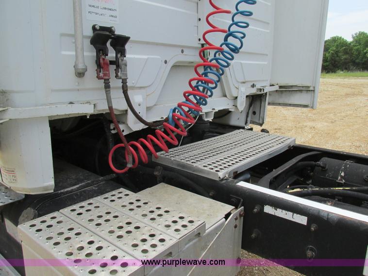 image for item BS9187 1998 Freightliner FL70 semi truck