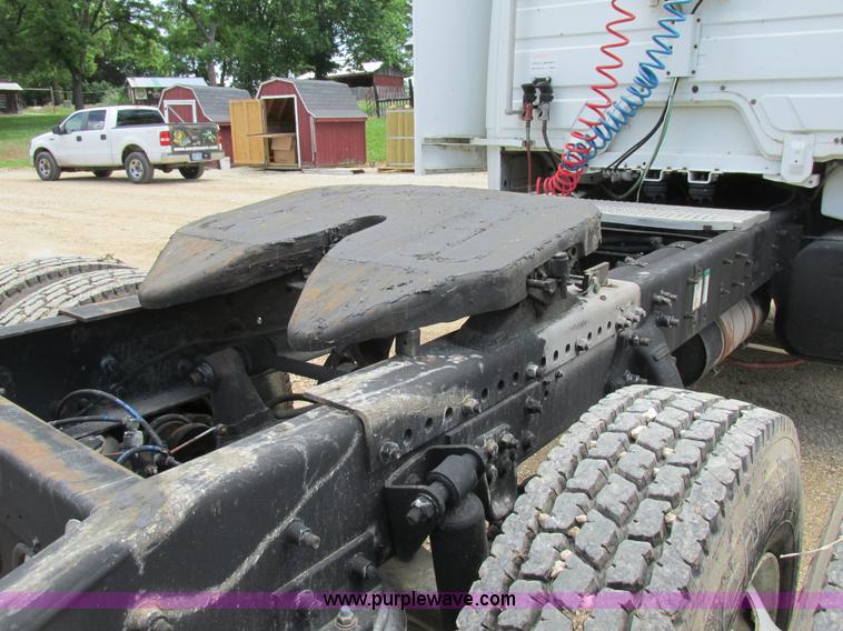 image for item BS9187 1998 Freightliner FL70 semi truck