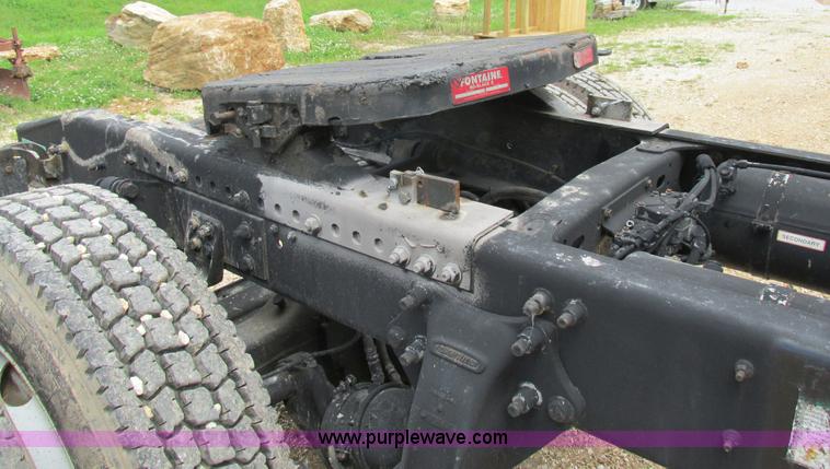 image for item BS9187 1998 Freightliner FL70 semi truck