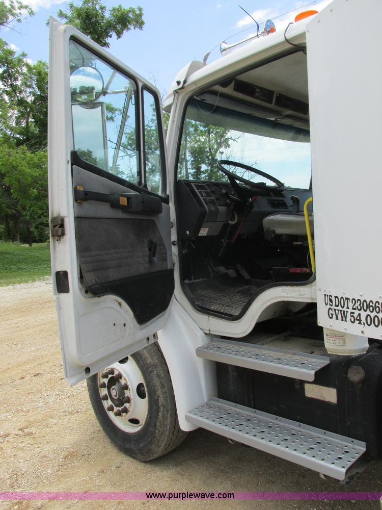 image for item BS9187 1998 Freightliner FL70 semi truck