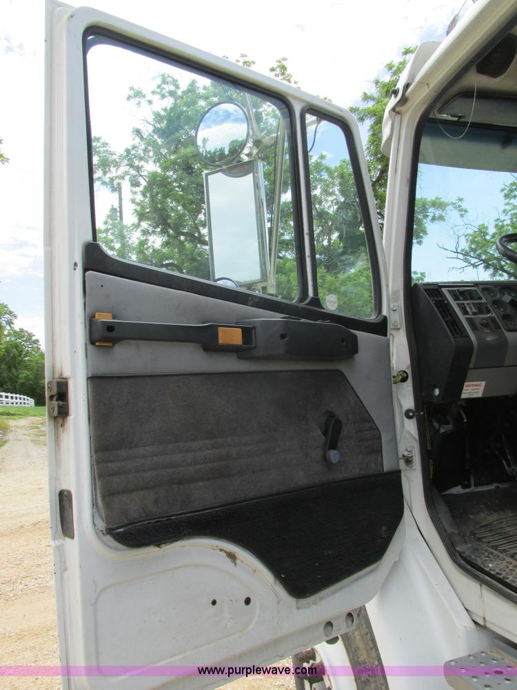 image for item BS9187 1998 Freightliner FL70 semi truck