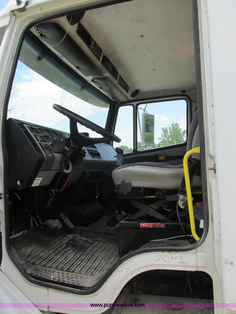 image for item BS9187 1998 Freightliner FL70 semi truck