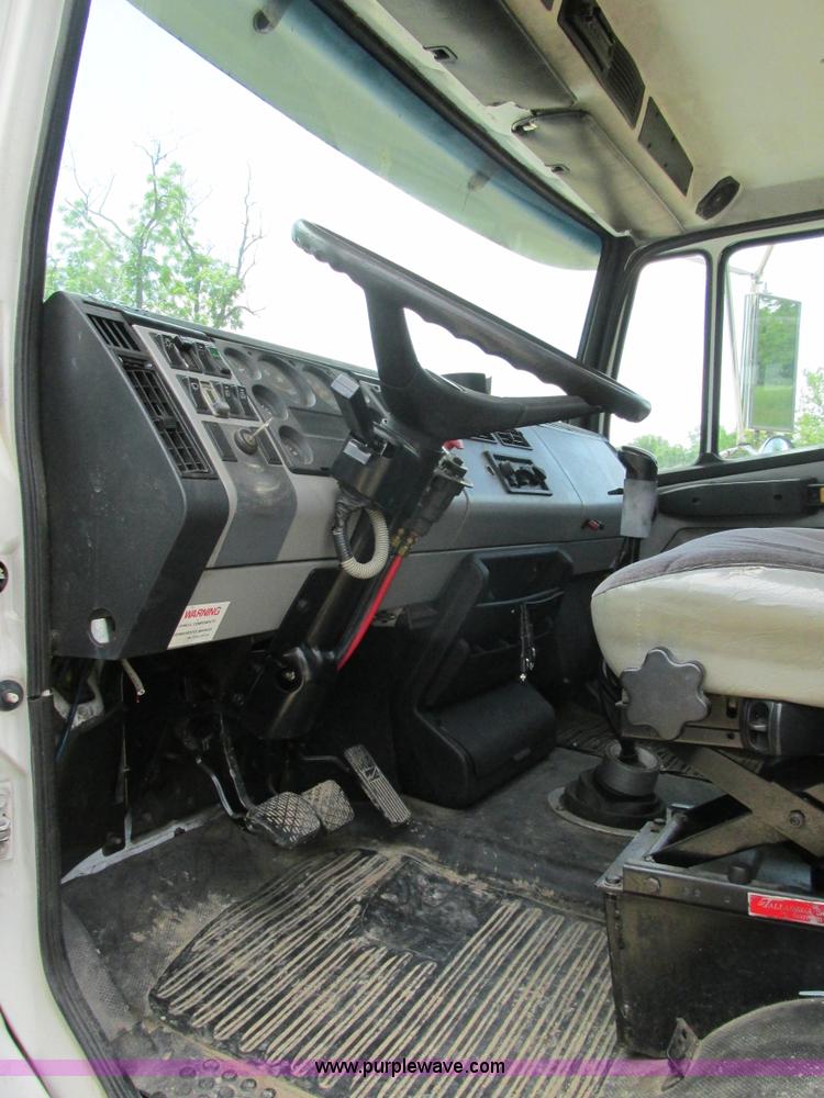 image for item BS9187 1998 Freightliner FL70 semi truck