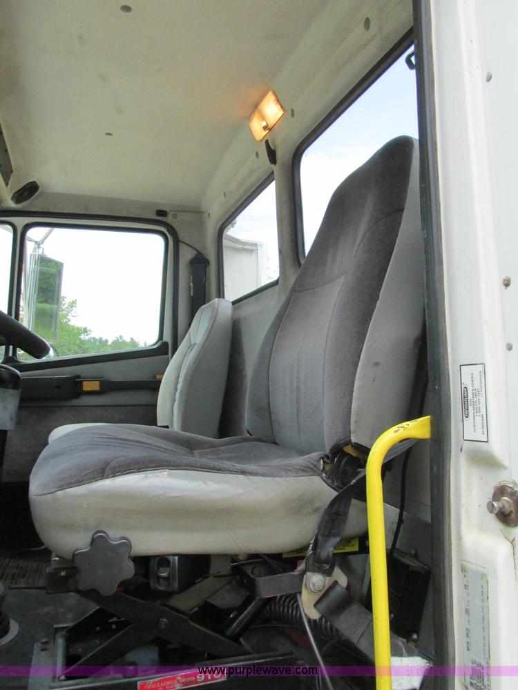 image for item BS9187 1998 Freightliner FL70 semi truck