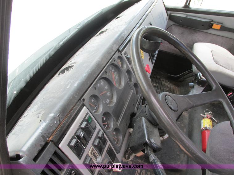 image for item BS9187 1998 Freightliner FL70 semi truck