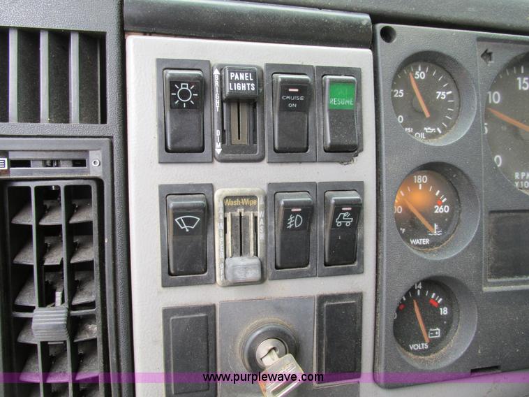 image for item BS9187 1998 Freightliner FL70 semi truck