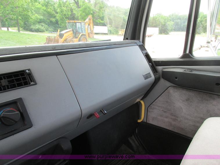 image for item BS9187 1998 Freightliner FL70 semi truck