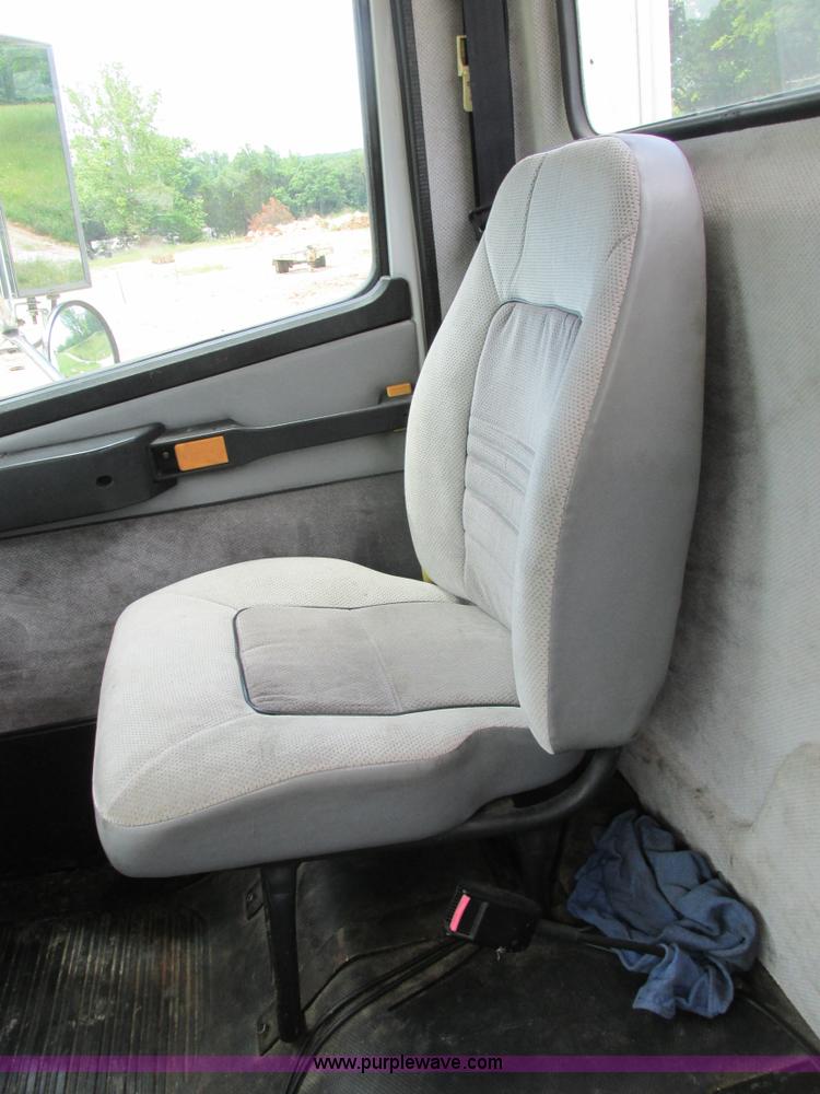 image for item BS9187 1998 Freightliner FL70 semi truck