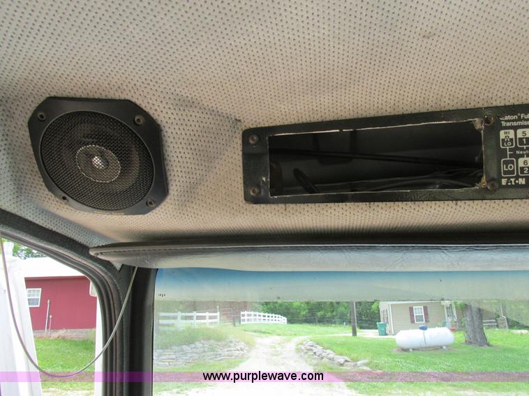 image for item BS9187 1998 Freightliner FL70 semi truck