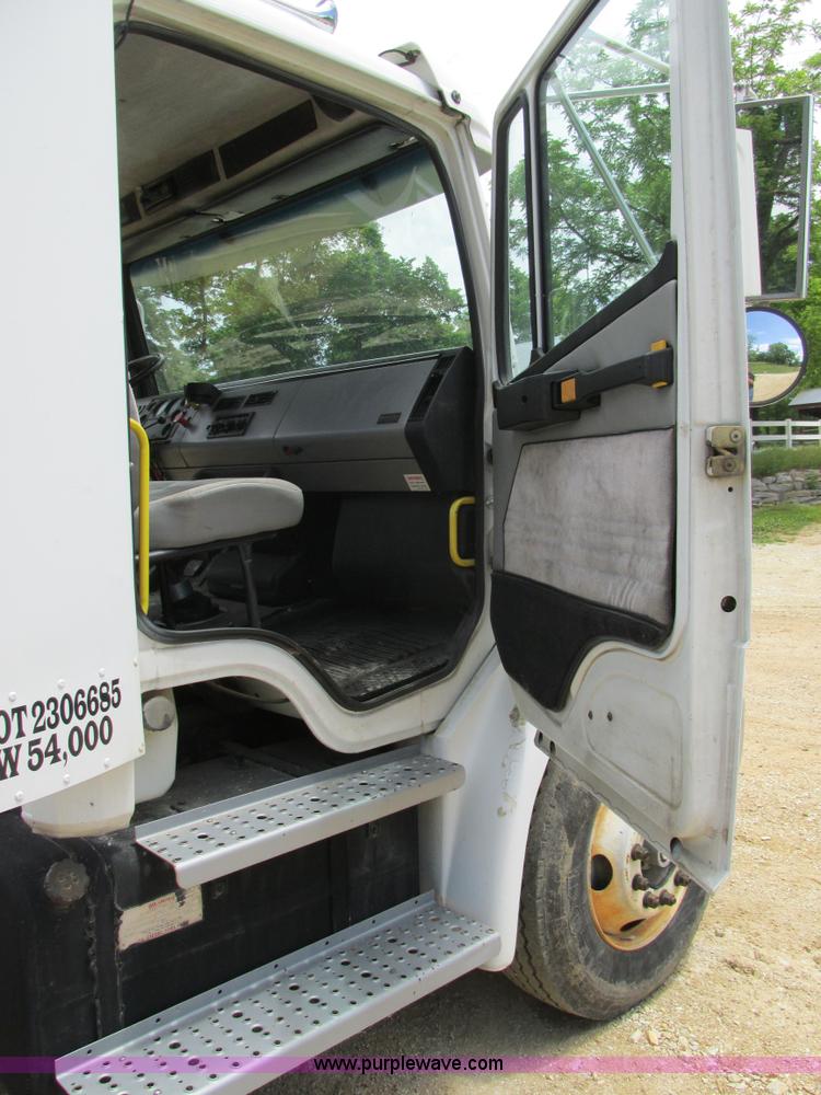 image for item BS9187 1998 Freightliner FL70 semi truck