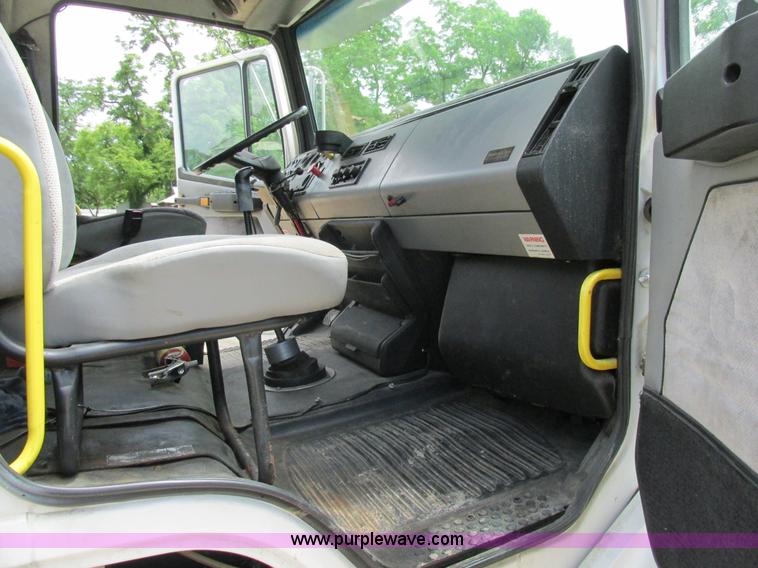 image for item BS9187 1998 Freightliner FL70 semi truck