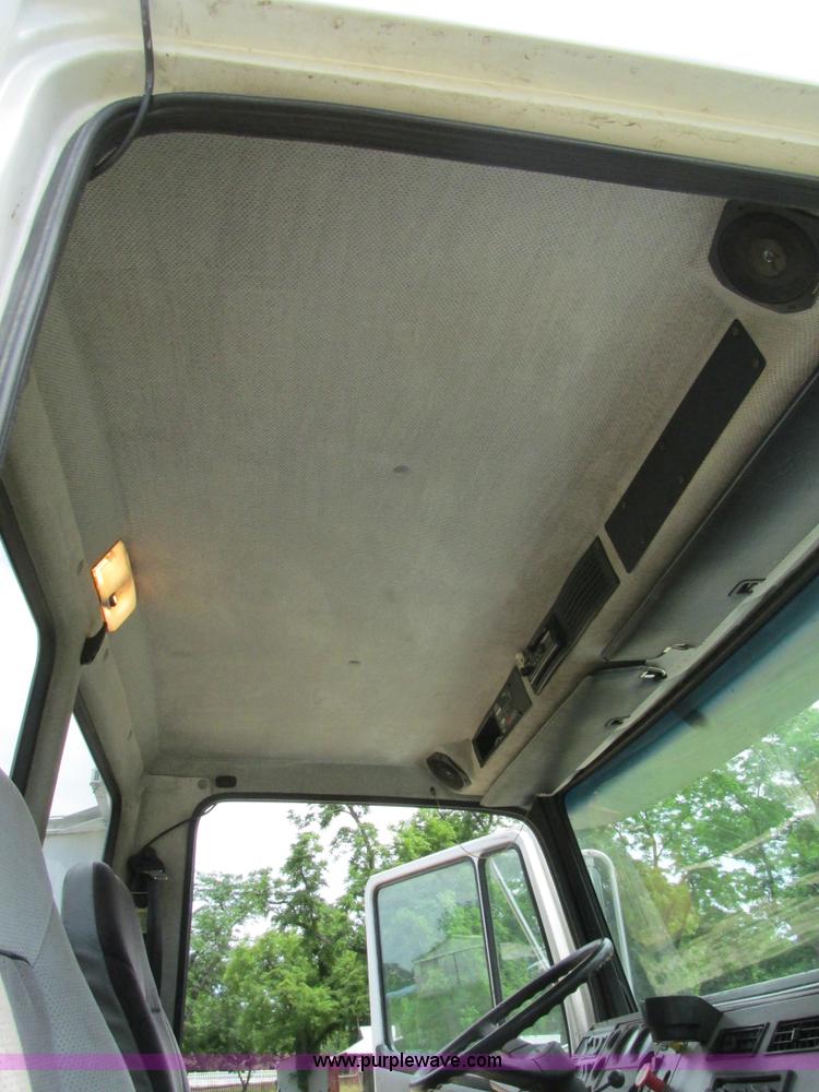 image for item BS9187 1998 Freightliner FL70 semi truck