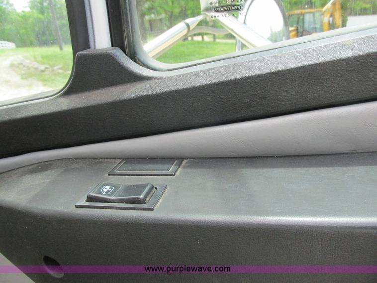 image for item BS9187 1998 Freightliner FL70 semi truck