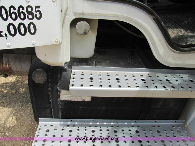 image for item BS9187 1998 Freightliner FL70 semi truck