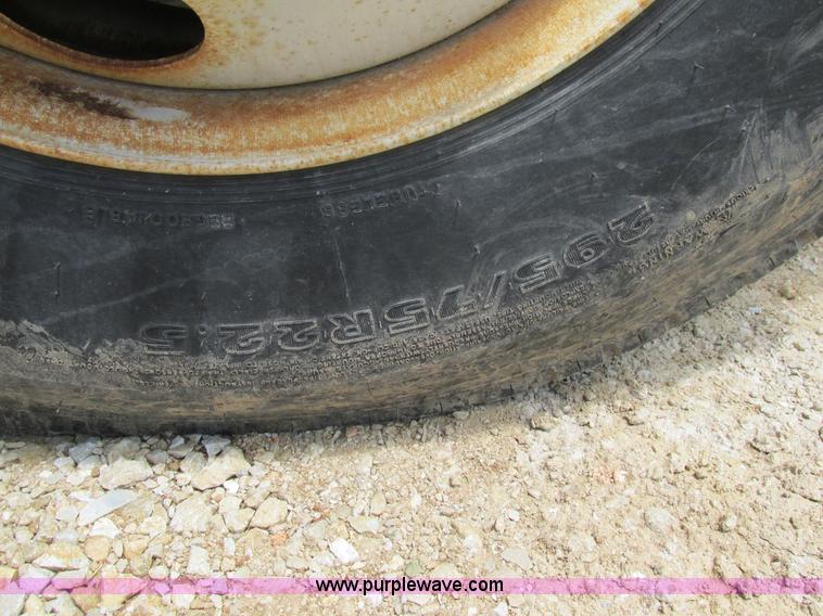 image for item BS9187 1998 Freightliner FL70 semi truck