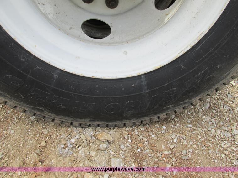 image for item BS9187 1998 Freightliner FL70 semi truck