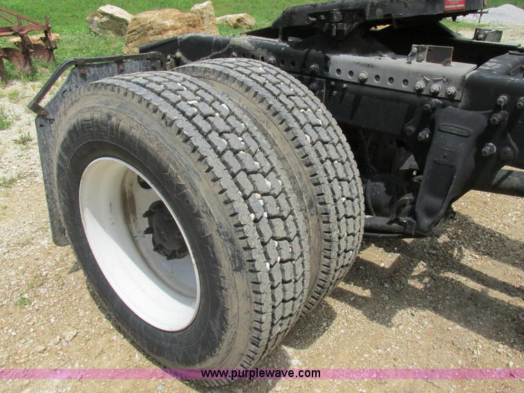 image for item BS9187 1998 Freightliner FL70 semi truck