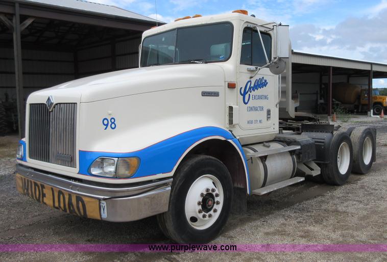 image for item D2493 1998 International 9400 semi truck