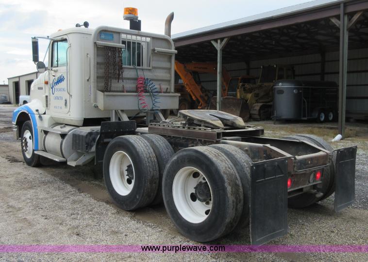 image for item D2493 1998 International 9400 semi truck