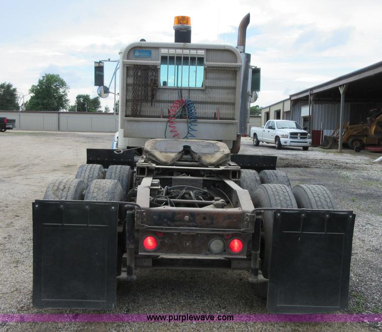 image for item D2493 1998 International 9400 semi truck