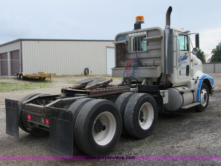 image for item D2493 1998 International 9400 semi truck