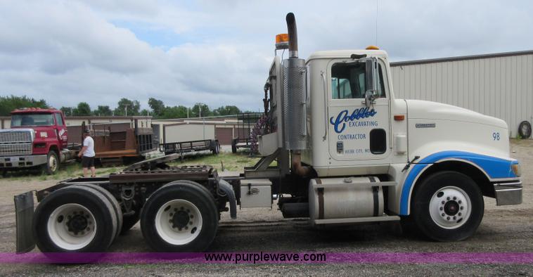 image for item D2493 1998 International 9400 semi truck