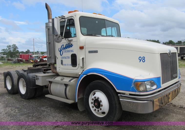 image for item D2493 1998 International 9400 semi truck