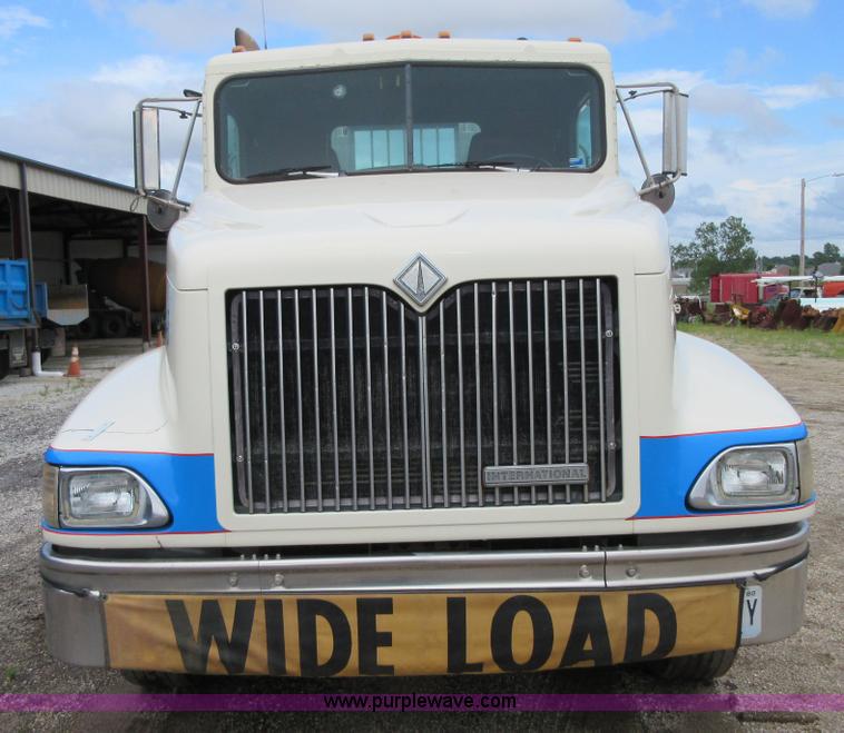 image for item D2493 1998 International 9400 semi truck