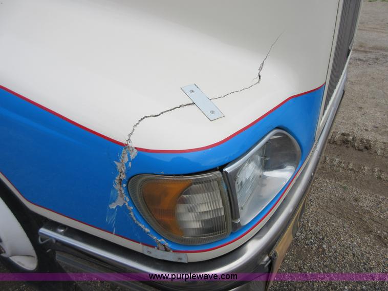 image for item D2493 1998 International 9400 semi truck