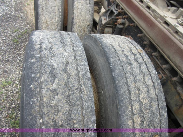 image for item D2493 1998 International 9400 semi truck